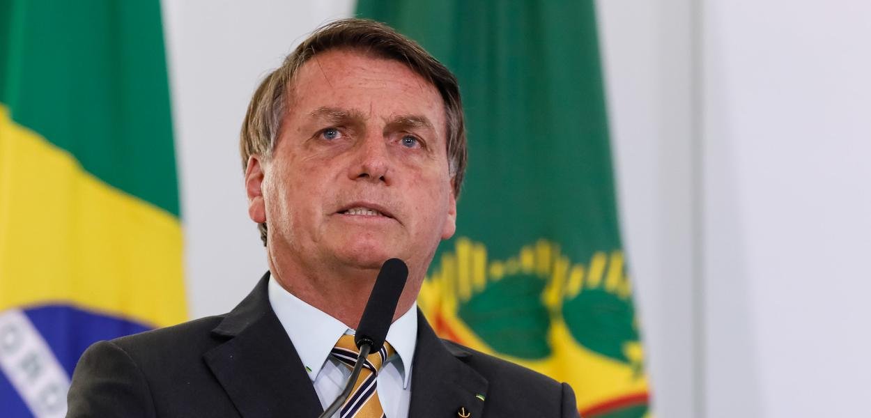 Pesquisa EXAME/IDEIA, divulgada nesta sexta-feira (23), apontou que a avaliação do governo Jair Bolsonaro chegou ao pior patamar desde que ele assumiu o cargo, em janeiro de 2019. Ao todo, 54% dos entrevistados desaprovam a maneira como ele trabalha. O índice era de 37% em janeiro de 2021. Outros 25% aprovam a gestão dele (era 26% em janeiro deste ano), e 20% nem aprovam ou desaprovam (era 24% no primeiro mês deste ano). De acordo com o levantamento, a desaprovação é maior na parcela de pessoas com idade entre 30 e 39 anos (57%) e entre os moradores das regiões Norte (60%) e Sudeste (58%). Na região Norte Bolsonaro tem o maior índice de aprovação (51% de aprovação). As estatísticas mais favoráveis ao presidente continuam predominantemente na e entre os evangélicos (44%), sua maior fortaleza. Foram entrevistadas 1.200 pessoas entre os dias 19 a 22 de abril. A margem de erro é de três pontos percentuais para mais ou para menos.